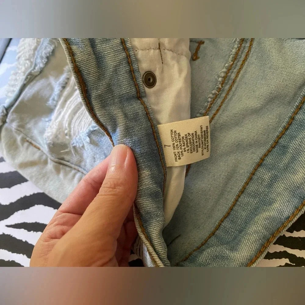 Mudd distressed jean shorts size 7 - Picture 6 of 6